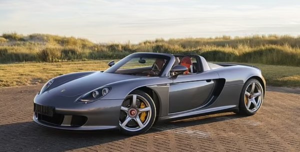 Това Porsche Carrera GT е било карано от самия Дженсън Бътън, бившият ас от Формула 1. Колата е продадена за малко над $1 милион през 2021 г., което я поставя на 29-то място в топа.
